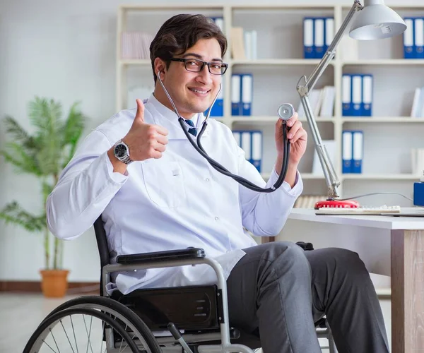 Behinderter Arzt im Rollstuhl arbeitet im Krankenhaus — Stockfoto