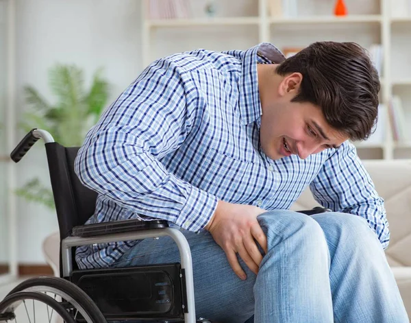 Zdravotně postižený mladý muž trpí doma — Stock fotografie
