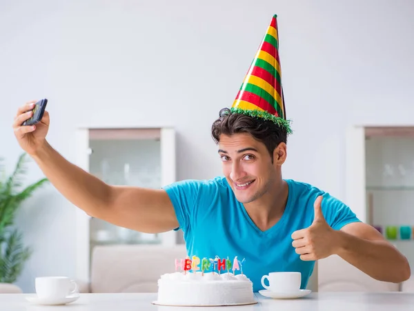 Fiatalember egyedül ünnepli a születésnapját otthon. — Stock Fotó