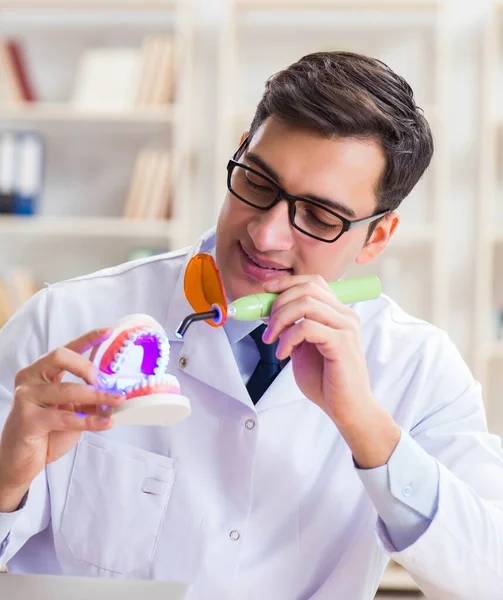 Jovem dentista que trabalha no hospital de odontologia — Fotografia de Stock