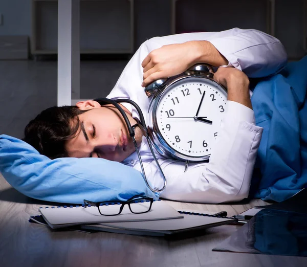 Läkare som arbetar nattskift på sjukhus efter långa arbetsdagar — Stockfoto