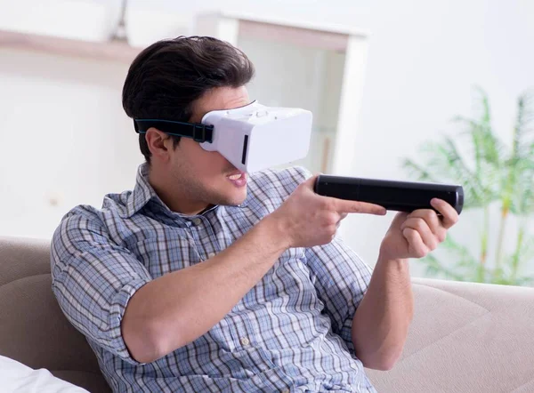 Άνθρωπος βλέποντας γυαλιά εικονικής πραγματικότητας στο σπίτι — Φωτογραφία Αρχείου