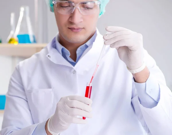 Testes de sangue no laboratório com jovens cientistas — Fotografia de Stock