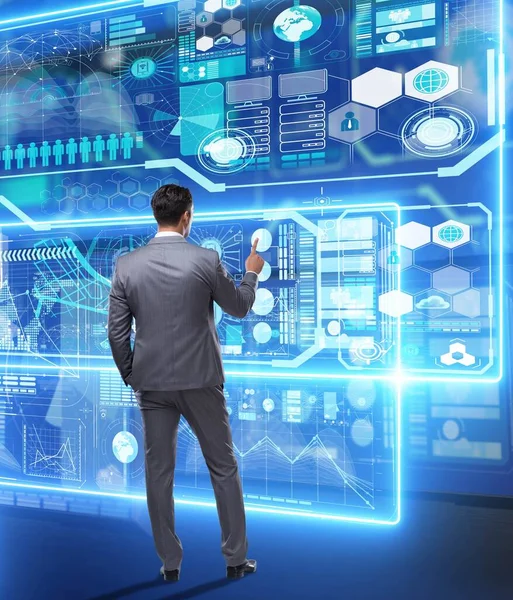 Empresario en busca de big data — Foto de Stock