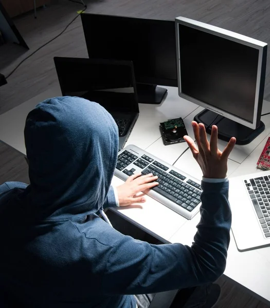 ハッカーが夜にコンピュータをハッキング — ストック写真
