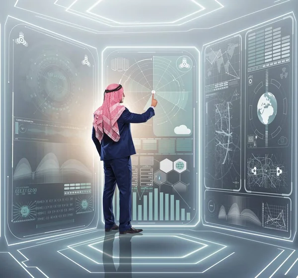 Veri yönetimi kavramında Arap adam — Stok fotoğraf