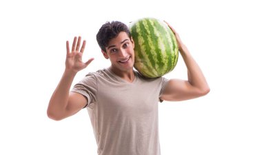 Karpuzlu genç adam beyazda izole edilmiş.