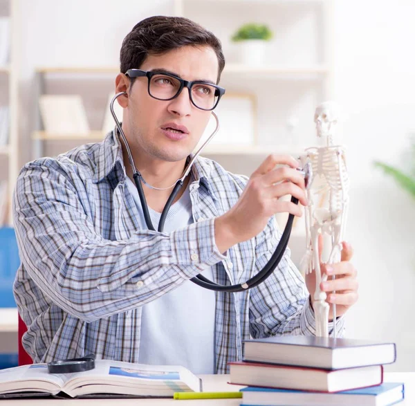 Medische student zit aan de lezing op de universiteit — Stockfoto