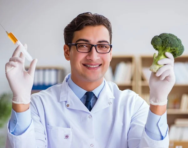 Cientista que trabalha em frutas e legumes orgânicos — Fotografia de Stock