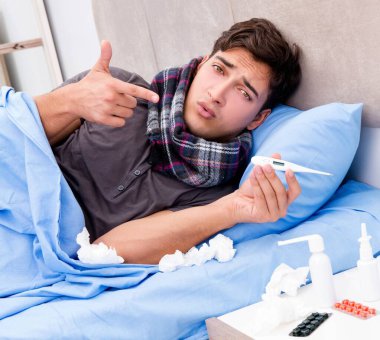 Hasta adam yatakta ilaç ve uyuşturucu alıyor.