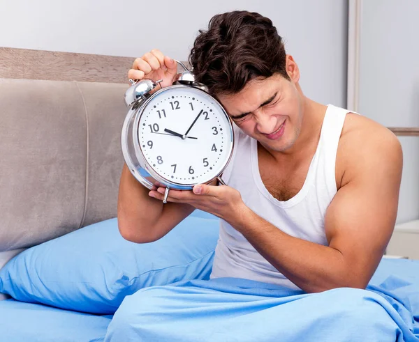 Hombre que tiene problemas para despertarse en la mañana — Foto de Stock