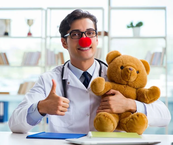 Zabawny pediatra z zabawką w klinice szpitalnej — Zdjęcie stockowe
