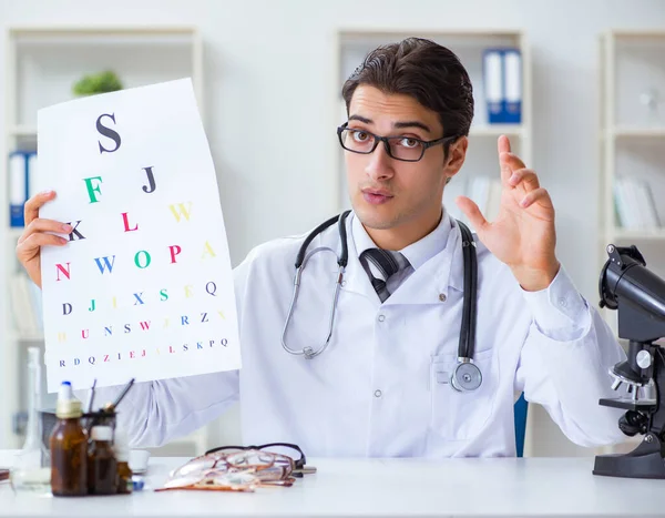 Eye doctor nel concetto medico — Foto Stock