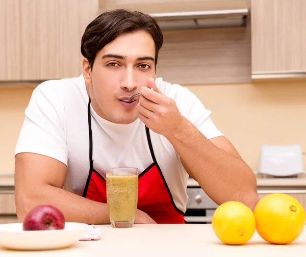 Hombre guapo trabajando en la cocina — Foto de Stock