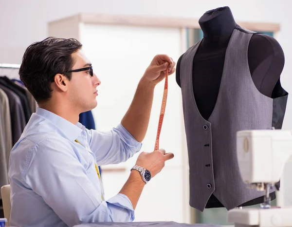 Jeune homme tailleur travaillant sur de nouveaux vêtements — Photo