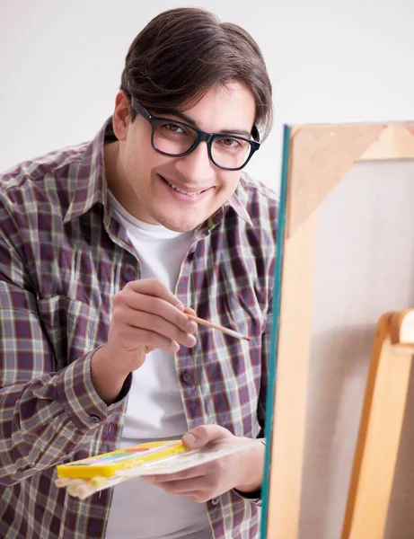Młody mężczyzna artysta rysunek zdjęcia w jasny studio — Zdjęcie stockowe