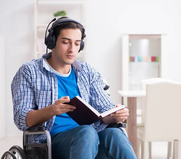 Hombre discapacitado escuchando música en silla de ruedas —  Fotos de Stock