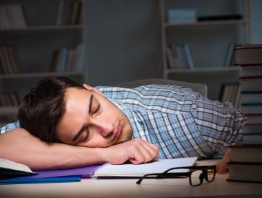 Gece geç saatte sınavlara hazırlanan öğrenci.