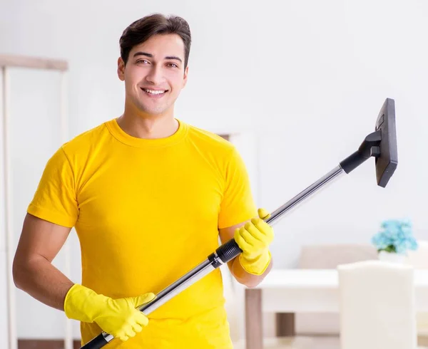 Mannen man städar huset hjälper sin fru — Stockfoto