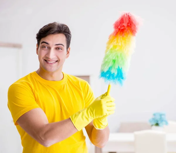 Een man die het huis schoonmaakt en zijn vrouw helpt — Stockfoto