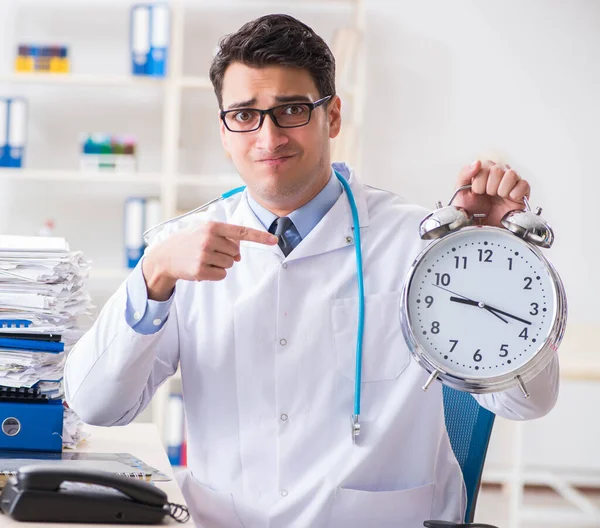 Médecin avec réveil dans le concept de check-up urgent — Photo