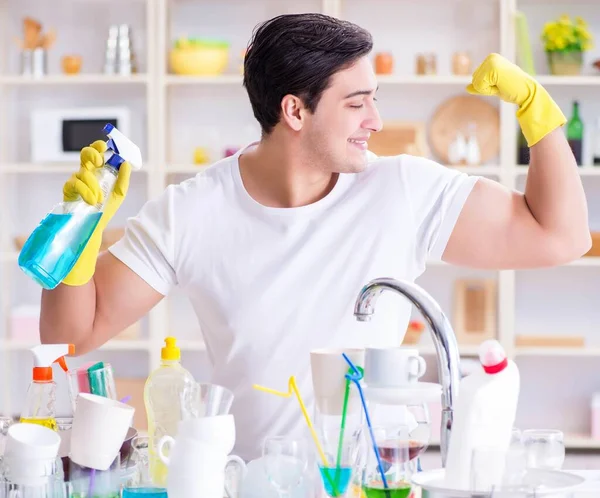 De goede echtgenoot die thuis afwas — Stockfoto
