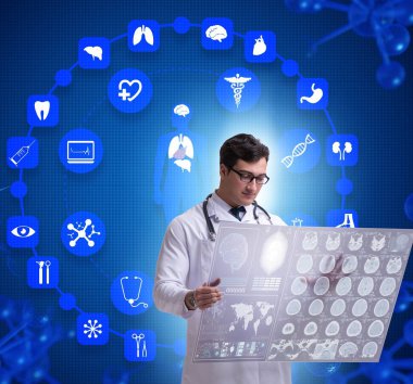 Röntgen görüntüsüne bakan doktorla teletıp konsepti