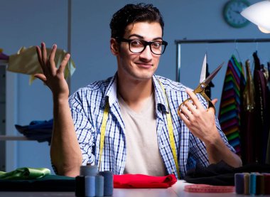 Kanalizasyonda çalışan erkek terzi.