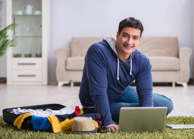 Tatil gezisini haritayla planlayan adam