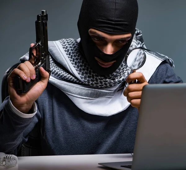 Terrorist burglar with gun asking for money ransom — Stock Photo, Image