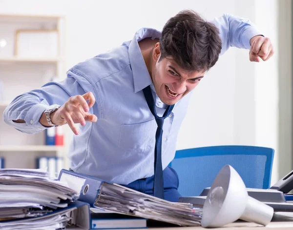 Empresario enojado frustrado con demasiado trabajo — Foto de Stock