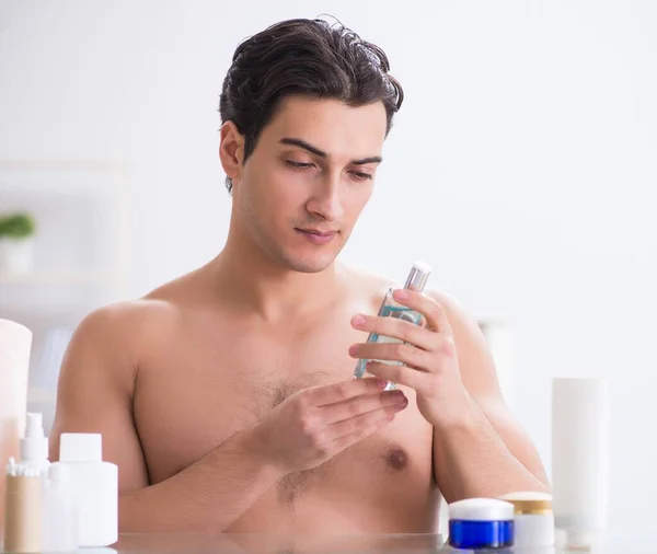 Jovem está se preparando para o dia de trabalho no banheiro — Fotografia de Stock