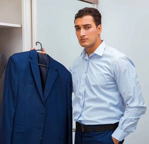 Uomo d'affari vestirsi per il lavoro — Foto Stock