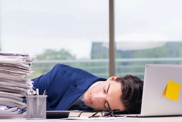 Workaholic zakenman overwerkt met te veel werk in het kantoor — Stockfoto