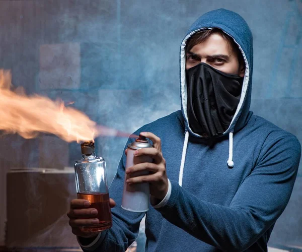 Rebell mit Molotow-Cocktail im dunklen Raum — Stockfoto