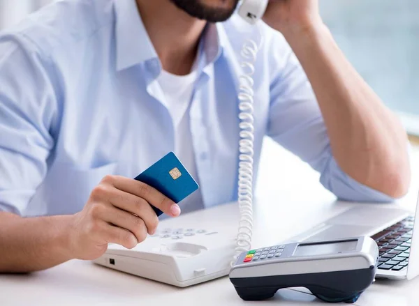 Man processing credit card transaction with POS terminal — Stock Photo, Image