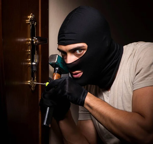 Inbrottstjuv bär balaclava mask på brottsplatsen — Stockfoto