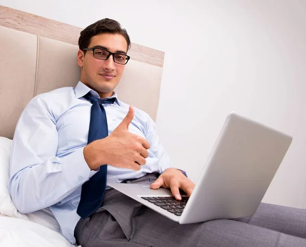 Empresário trabalhando na cama em casa — Fotografia de Stock