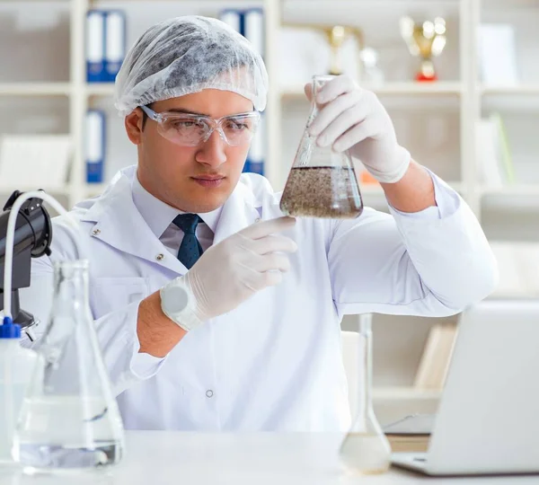 Científico joven investigador haciendo una prueba de contaminación de agua expe — Foto de Stock