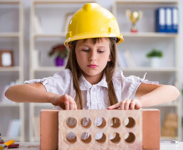 Bâtiment jeune fille avec briques de construction — Photo