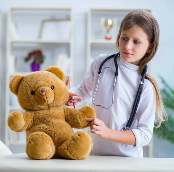 Chica joven jugando doctor en concepto de desarrollo temprano — Foto de Stock