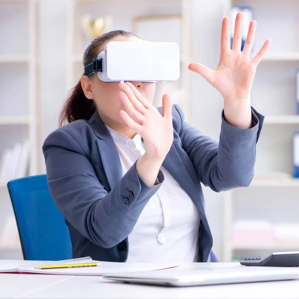 Businesswoman with virtual reality glasses in office — Stock Photo, Image