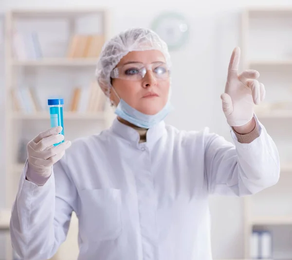 Žena chemik mačkání virtuální tlačítko v laboratoři — Stock fotografie