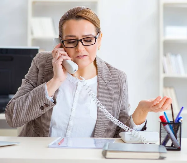 Empregada empregada conversando no telefone do escritório — Fotografia de Stock