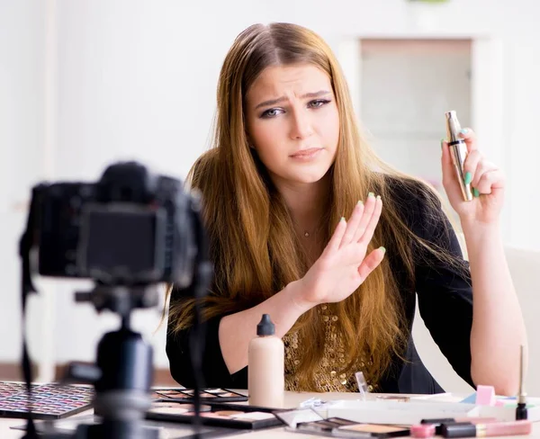 Beauty blogger podání video pro její blog nebo vlog — Stock fotografie