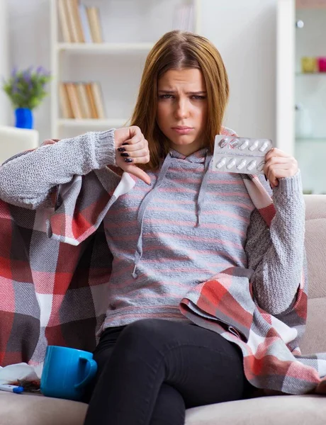 Wanita sakit yang menderita flu di rumah — Stok Foto