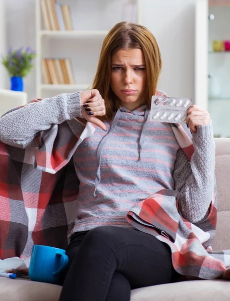 Femme malade souffrant de grippe à la maison — Photo