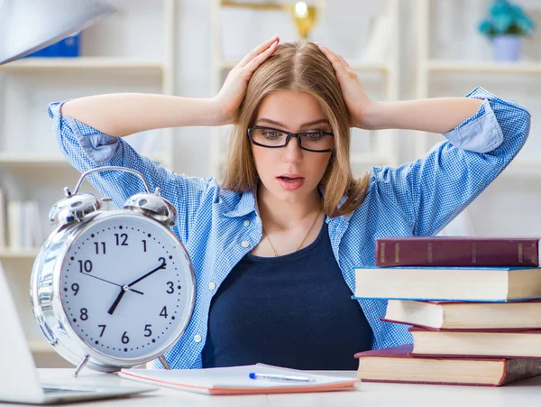 Jovem adolescente estudante se preparando para exames em casa — Fotografia de Stock