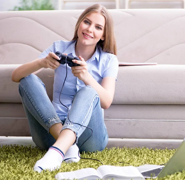 Jeune étudiante jouant à des jeux à la maison — Photo