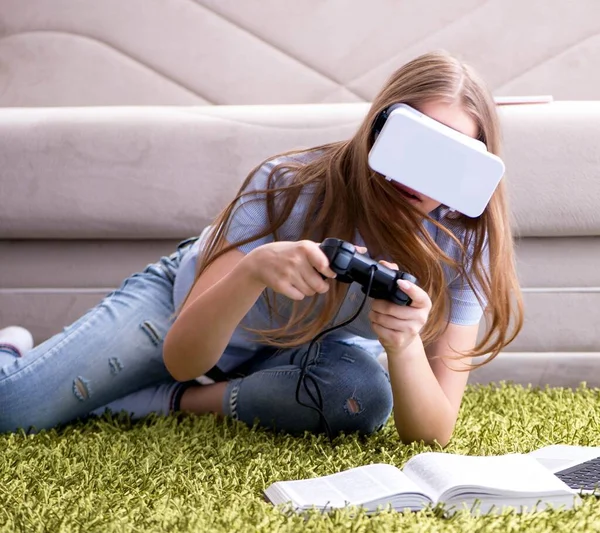 Chica joven jugando juegos de realidad virtual — Foto de Stock